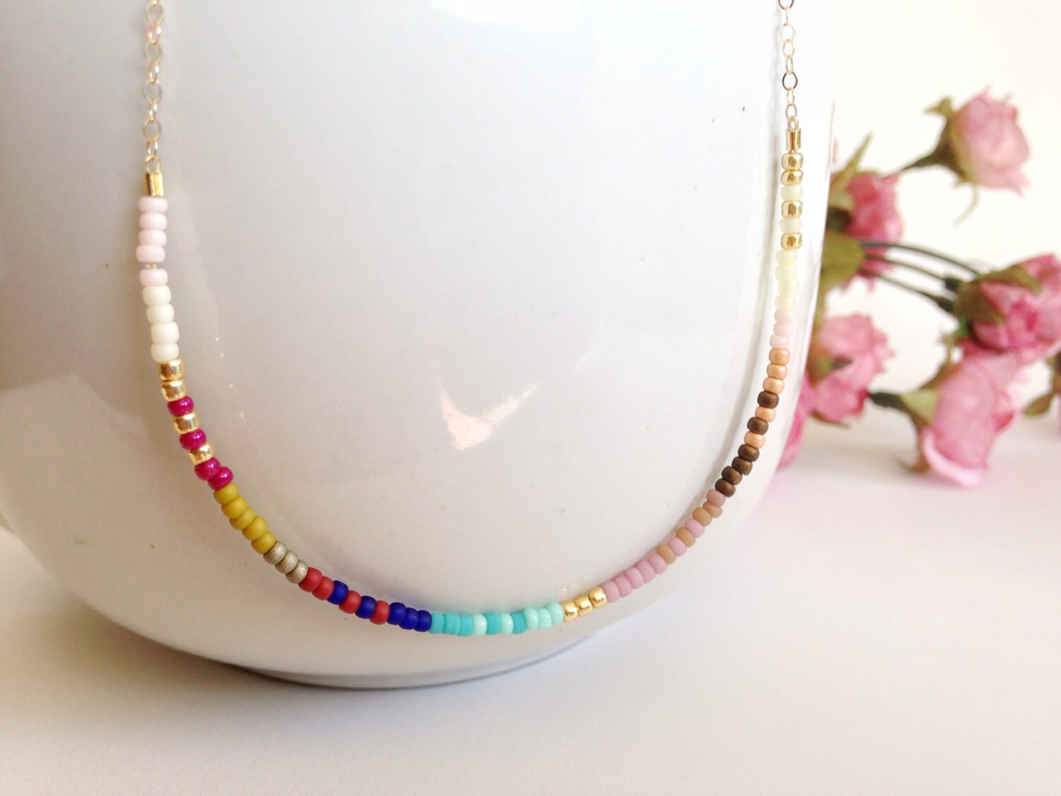 Regenbogen Rocailles Perlenkette Dünne Boho Layering Halskette von LittleRabbitJewelry