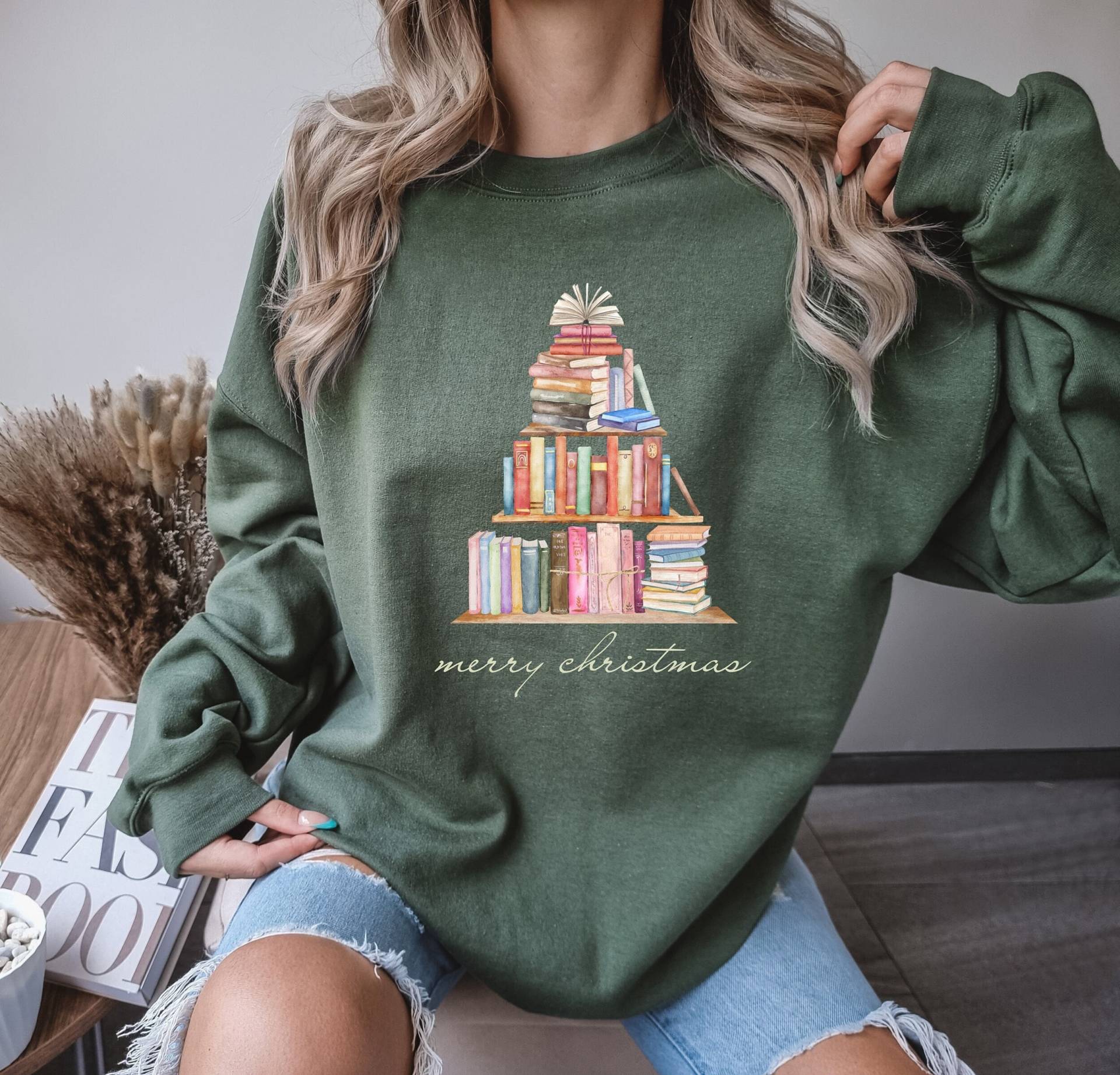 Christmas Book Tree Shirt, Merry Sweatshirt, Lovers Gift, Christmas, Bookworm, Teacher Crewneck von LittleRioDesigns