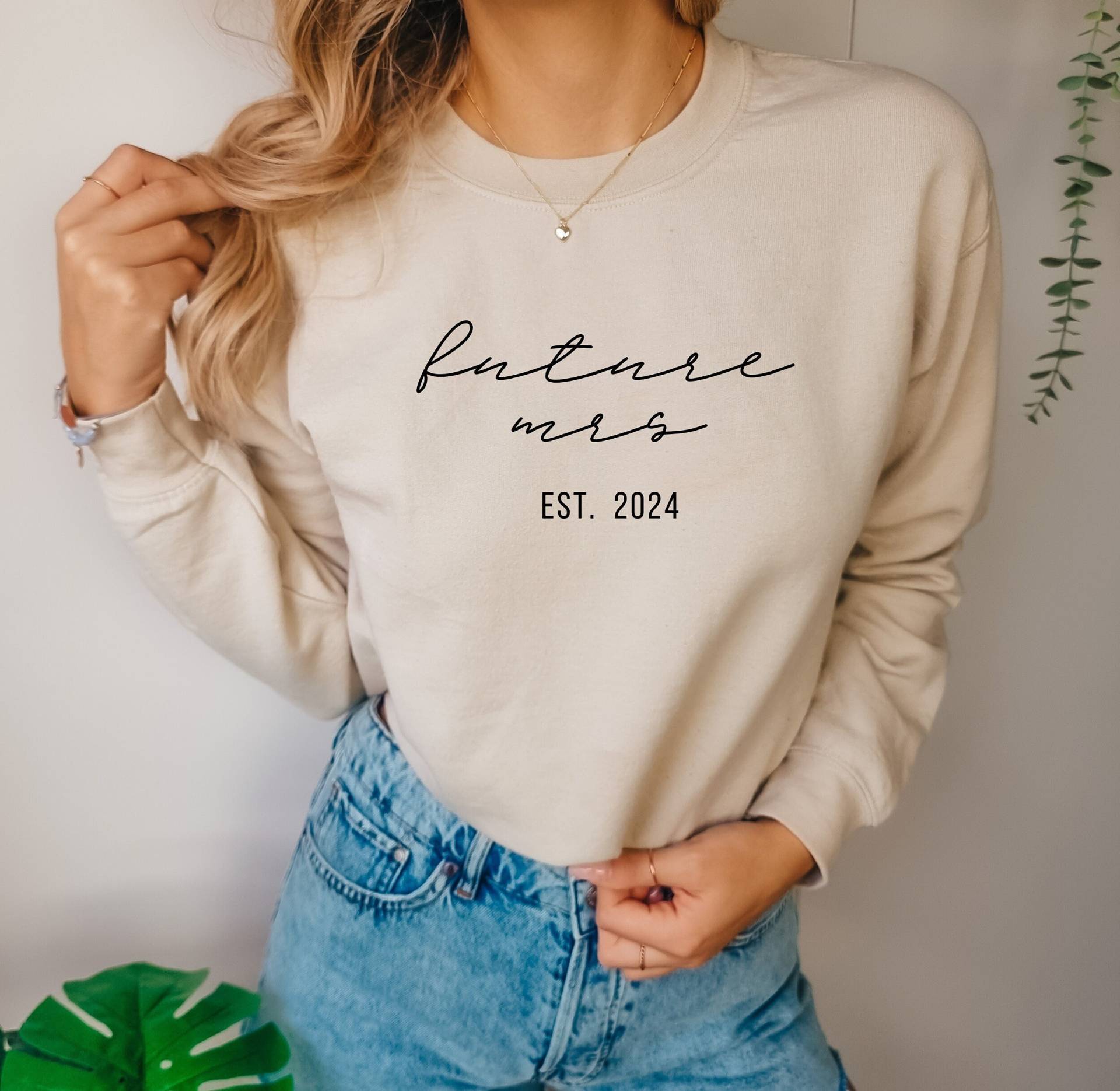 Custom Future Mrs Shirt, Sweatshirt, Bride Crewneck, Bridal Shower Gift, Personalized Fiance Sweatshirt Wifey von LittleRioDesigns