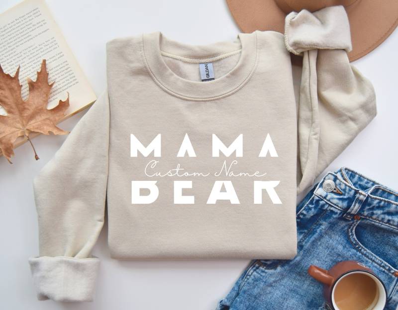 Custom Mama Bear Sweatshirt, Boy Crewneck, Mum Sweater, Shirt, First Time Mom Gift von LittleRioDesigns