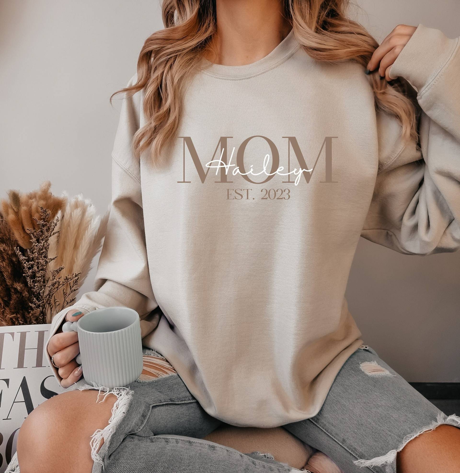 Custom Mom Est 2023 Sweatshirt, Sweater, Crewneck, Personalized Customized Valentines Day Sweatshirt von LittleRioDesigns