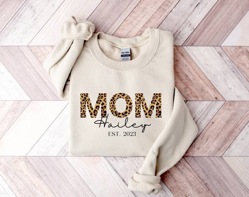 Custom Mom Est 2023 Sweatshirt, Sweater, Crewneck, Personalized Sweatshirt Year Of Birth, Customized Mommom Gift von LittleRioDesigns