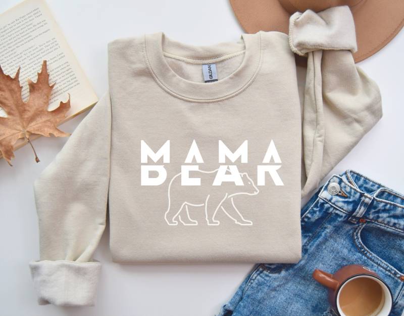 Mama Bear Sweatshirt, Boy Crewneck, Mum Sweater, Shirt, First Time Mom Gift von LittleRioDesigns