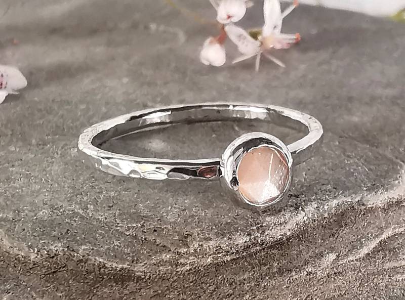 Facettierter Pfirsich Mondstein Sterling Silber Ring. Stapelring von LittleRockandFeather