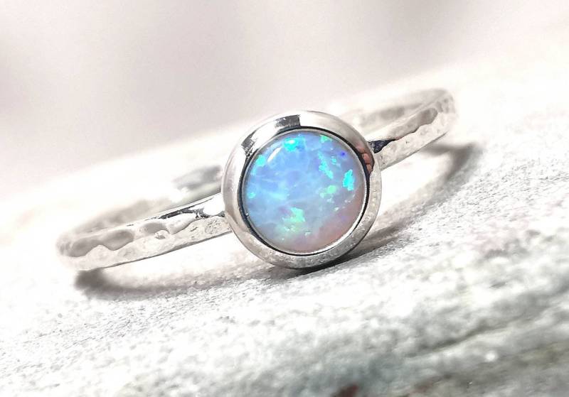 Gehämmerter Sterling Silber Opal Ring Zierlicher Edelstein Geburtsstein von LittleRockandFeather