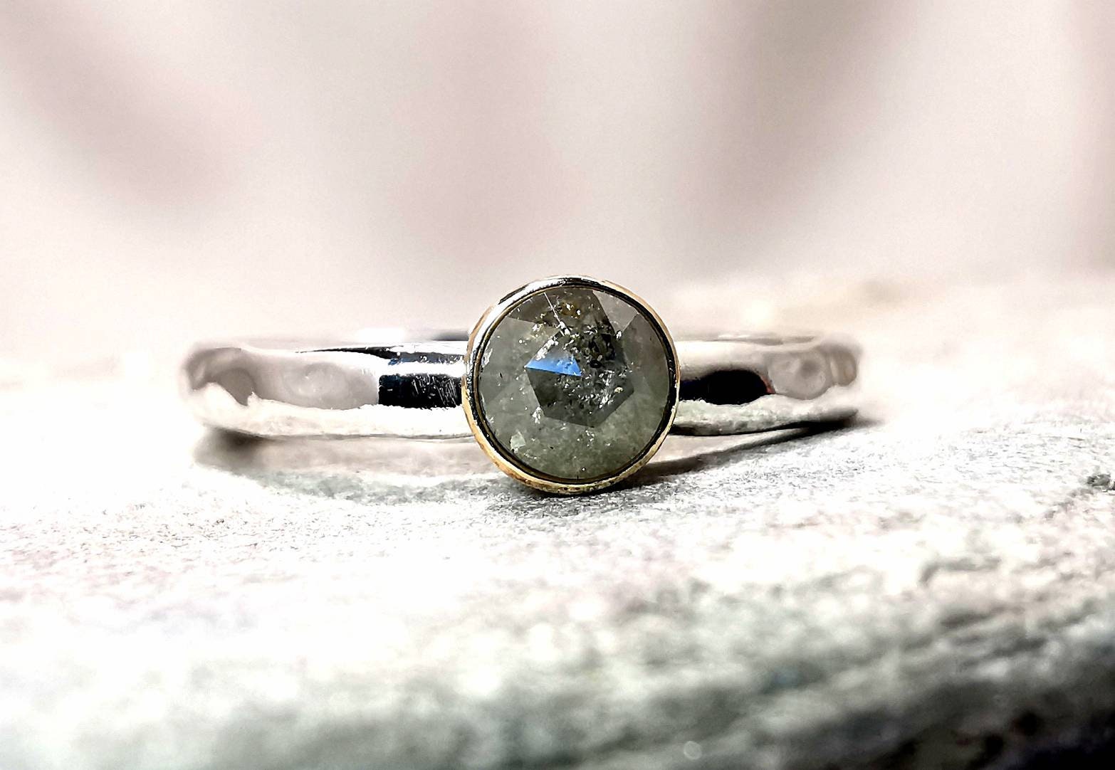 Natürliche Graue Diamant Salz Und Pfeffer 14K Gold & Silber Ring 4 Mm Rosenschliff Edelstein Natürliche Graue Diamant Salz Und Pfeffer 14K Gold & Silber Ring 4 Mm Rosenschliff Edelstein von LittleRockandFeather
