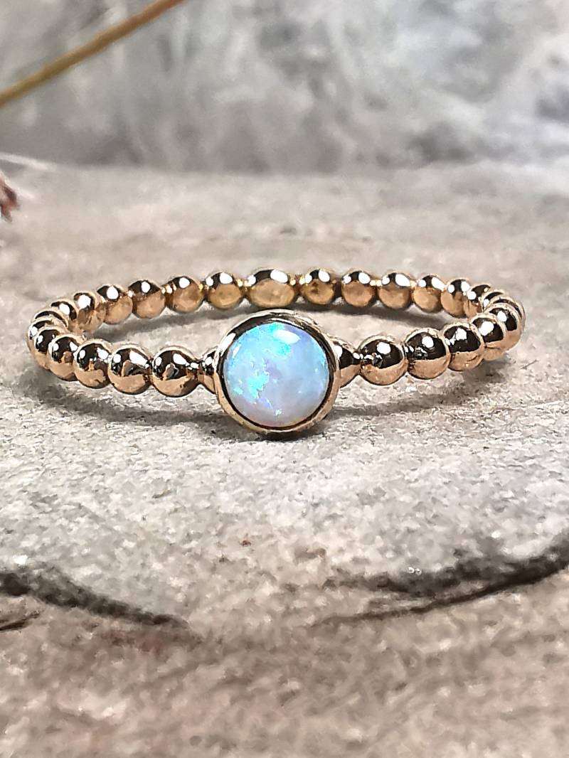 Weißer Opal 14K Gold Filled Perlen Ring - Oktober Geburtsstein von LittleRockandFeather