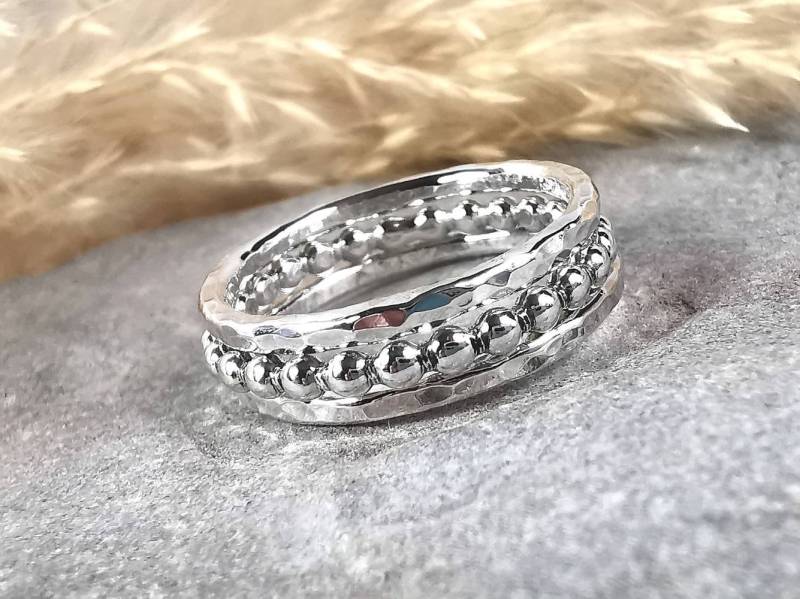 stapelringe Aus 925Er Silber Gehämmerte Und Perlenbesetzte Bänder von LittleRockandFeather