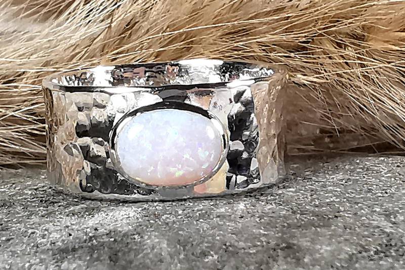 sterling Silber Opal Gehämmert Band Ring Rock Und Feder Schmuck Oktober Birthstone von LittleRockandFeather