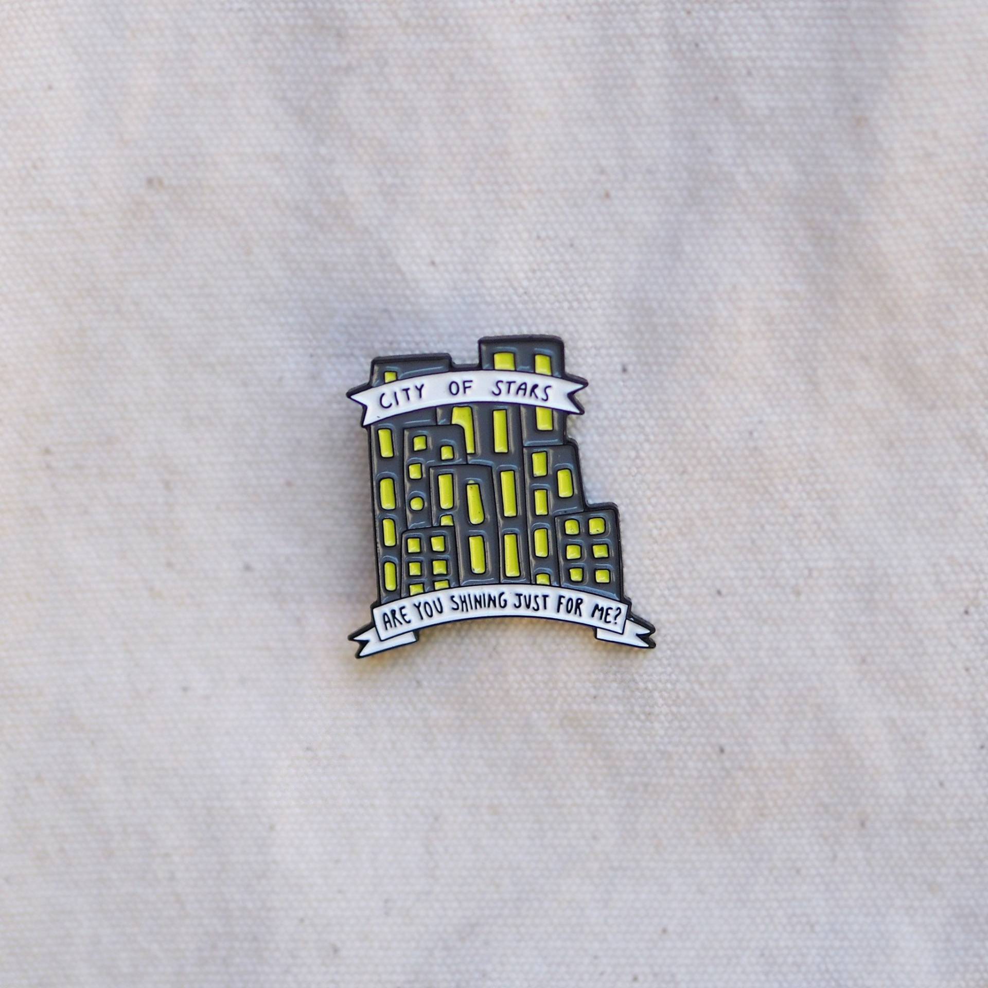 Die Stadt Der Sterne - Emaille Pin Die Stadt Der Sterne - Emaille Pin von LittleSeekerPins