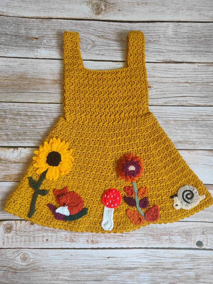 Wunderschönes Mädchen Herbstkleid | Senffarbenes Kleid Herbst Inspiriert Gehäkeltes Baby Geblümtes Schlafender Fuchs Schnecke von LittleShopOfElliott