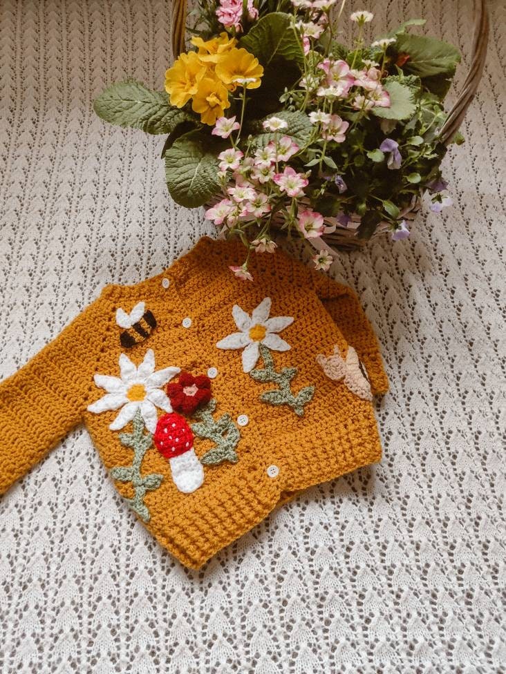 Zauberhafte Gartenkinder Strickjacke | Kinderstrickjacke Senfgelb Kinderbekleidung Häkeljacke Blumen Pilz Schnecke Biene Gänseblümchen Zauberhafte Gartenkinder Strickjacke | Kinderstrickjacke Senfgelb Kinderbekleidung Häkeljacke Blumen Pilz Schnecke Biene Gänseblümchen von LittleShopOfElliott