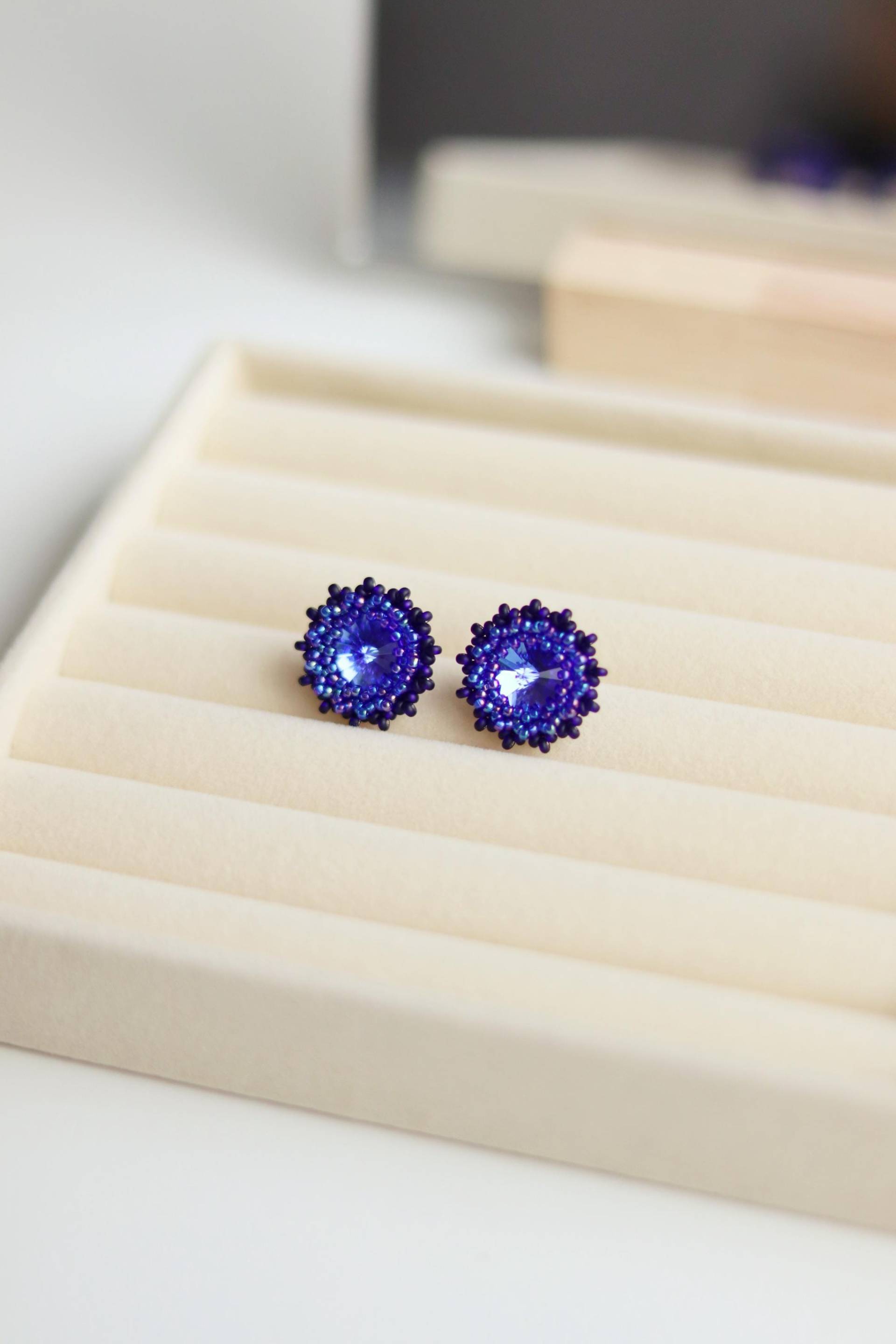 Blaue Saphir Swarovski Ohrstecker/Dunkelblaue Kristallohrringe Runde Halo-Ohrringe Mit Rocailles Zierliche Und Elegante Ohrringe Blaue Saphir Swarovski Ohrstecker/Dunkelblaue Kristallohrringe Runde Halo-Ohrringe Mit Rocailles Zierliche Und Elegante Ohrringe von LittleSiJewellery