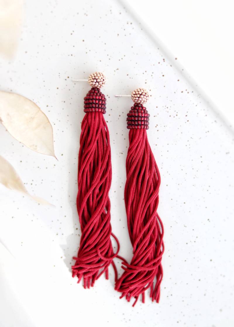 Burgunderrote Und Roségoldene Quastenohrringe/Dunkelrote Statement-Abendohrringe Lange Boho-Marsala-Ohrringe Mit Silbernen Nieten Burgunderrote Und Roségoldene Quastenohrringe/Dunkelrote Statement-Abendohrringe Lange Boho-Marsala-Ohrringe Mit Silbernen Nieten von LittleSiJewellery