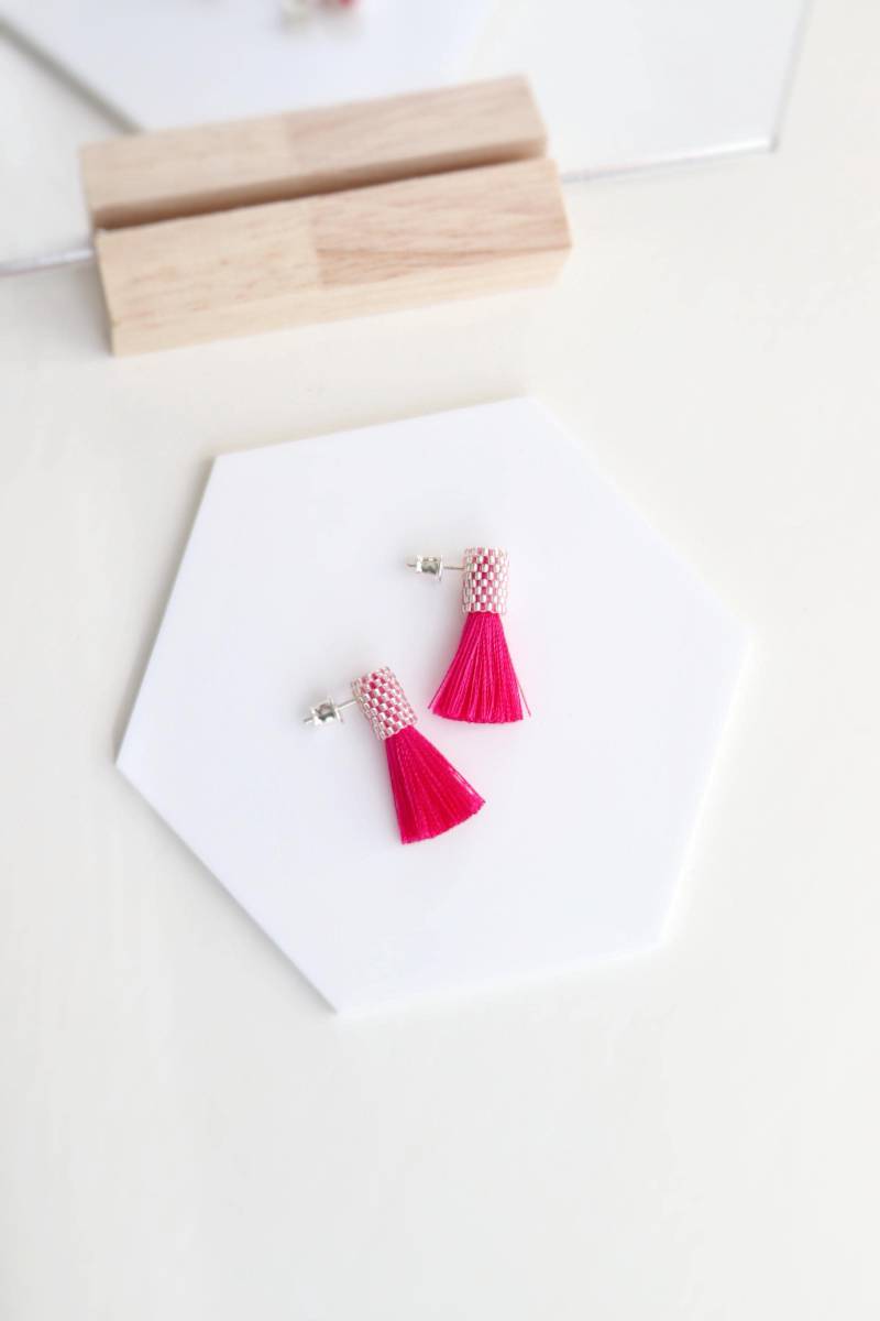 Kleine Pinke Quastenohrringe/Magenta Farbene Mini Perlen Fuchsia Silber Ohrstecker Kurze Kleine Pinke Quastenohrringe/Magenta Farbene Mini Perlen Fuchsia Silber Ohrstecker Kurze von LittleSiJewellery