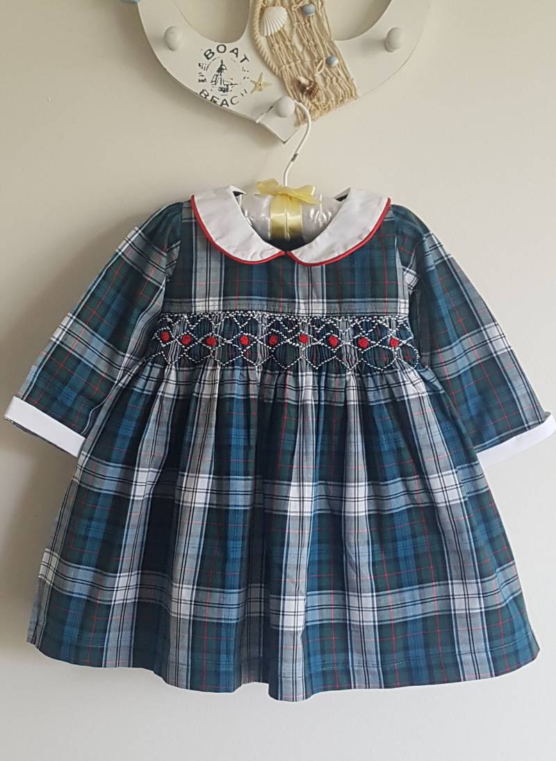 Schönes Grün Kariertes Handgesmoktes Und Besticktes Weihnachtsmädchenkleid von LittleSmock