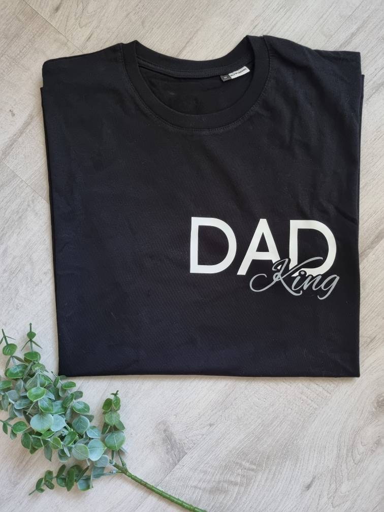 Dad King T-Shirt, Unisex in Schwarz Mit Flockprint, Familien 100% Nachhaltige Biobaumwolle von LittleSnowflakeDE