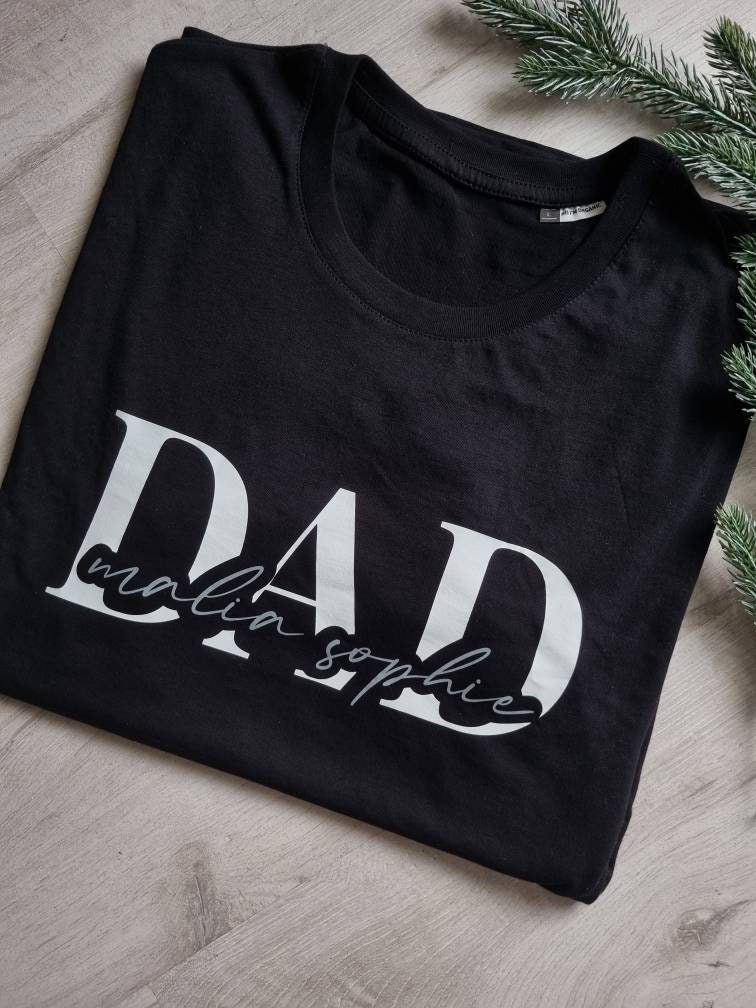 Dad T-Shirt Mit Name, Personalisierbar, Biobaumwolle in Schwarz von LittleSnowflakeDE