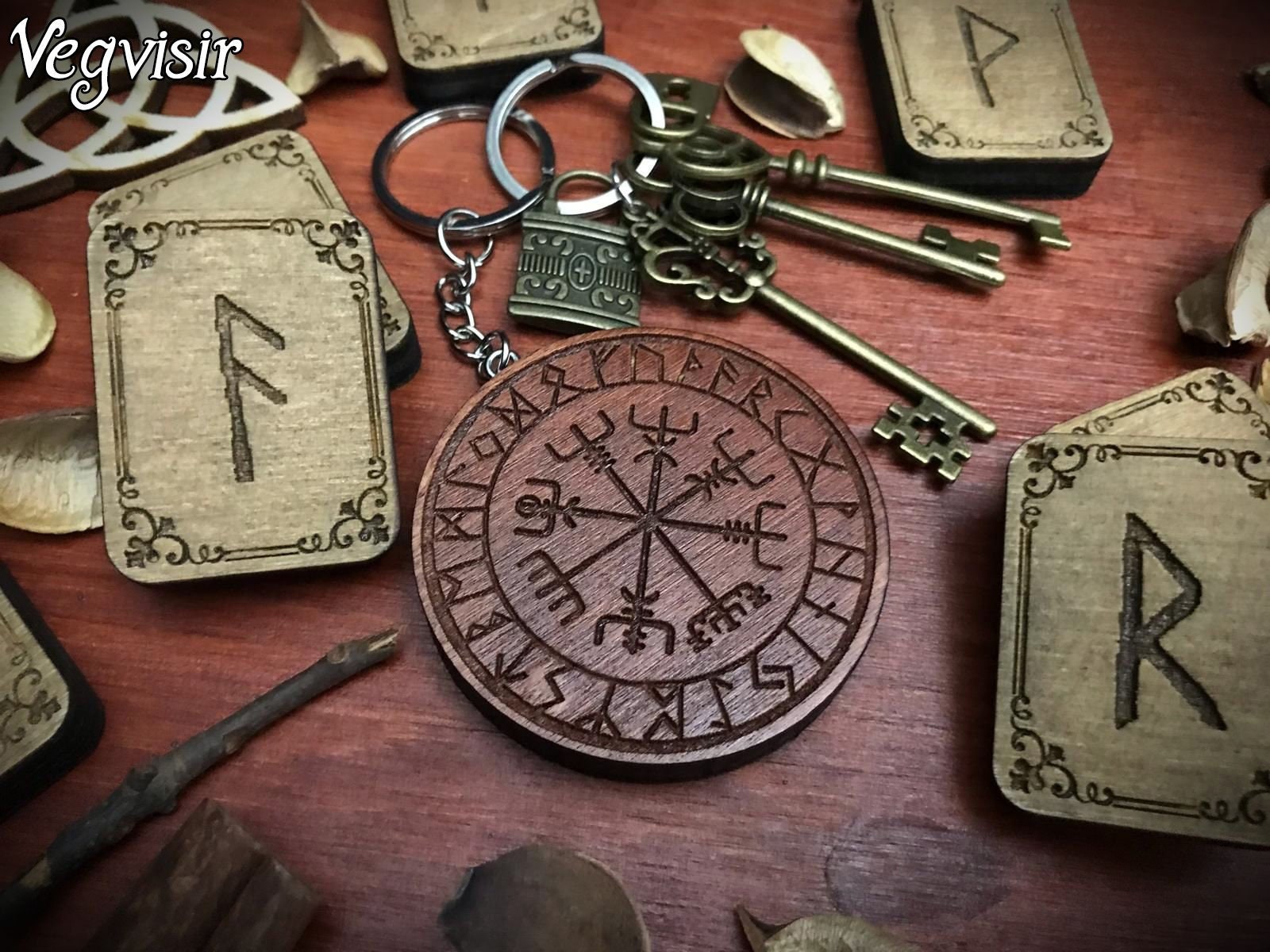 Lasergravierte Und Handbemalte Schlüsselanhänger Aus Holz - Verschiedene Symbole Heidentum Hexe Wicca Wiccan Esoterik Schlüssel von LittleSorcerer