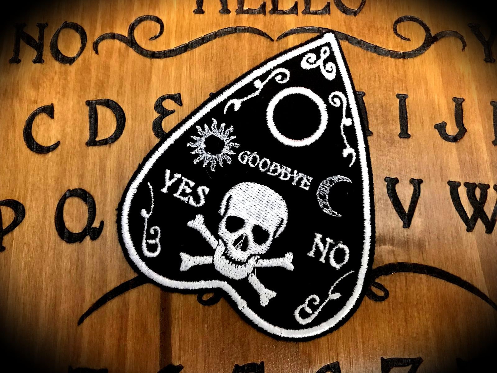 Selbstklebender Bestickter Patch Planchette - Patches Wicca Wiccan Heidentum Stickerei Hexe Ritual Magie Zauberer Ouija Board von LittleSorcerer