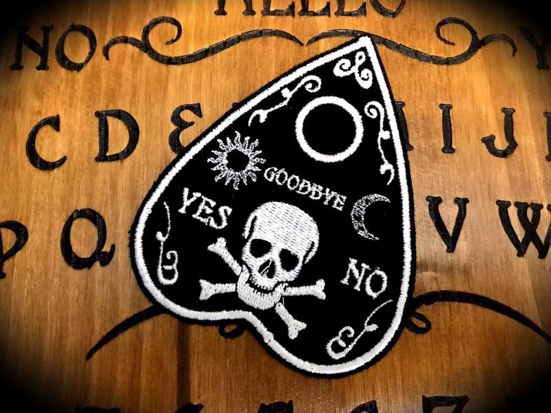 Selbstklebender Bestickter Patch Planchette - Patches Wicca Wiccan Heidentum Stickerei Hexe Ritual Magie Zauberer Ouija Board Selbstklebender Bestickter Patch Planchette - Patches Wicca Wiccan Heidentum Stickerei Hexe Ritual Magie Zauberer Ouija Board von LittleSorcerer