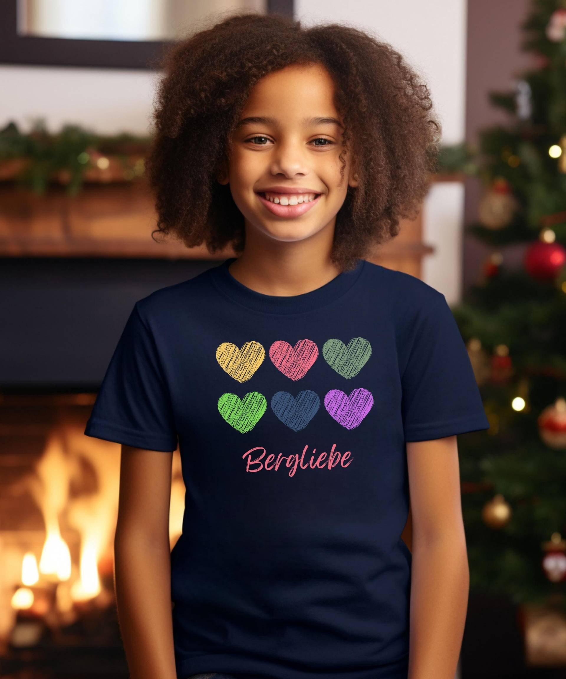 Bergliebe Herren T-Shirt | Buntes Herzchen Für Kinder Berg Liebe Grafik Niedliches Outdoor Mädchen + Jungen Natur-Liebhaber-Geschenk von LittleSummitShop