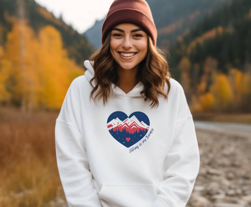 Hoodie - Wandern Ist Meine Therapie | Kuscheliger Berg Herz Abenteuer Sweatshirt Liebhaber Geschenk Outdoor Entdeckerbekleidung von LittleSummitShop