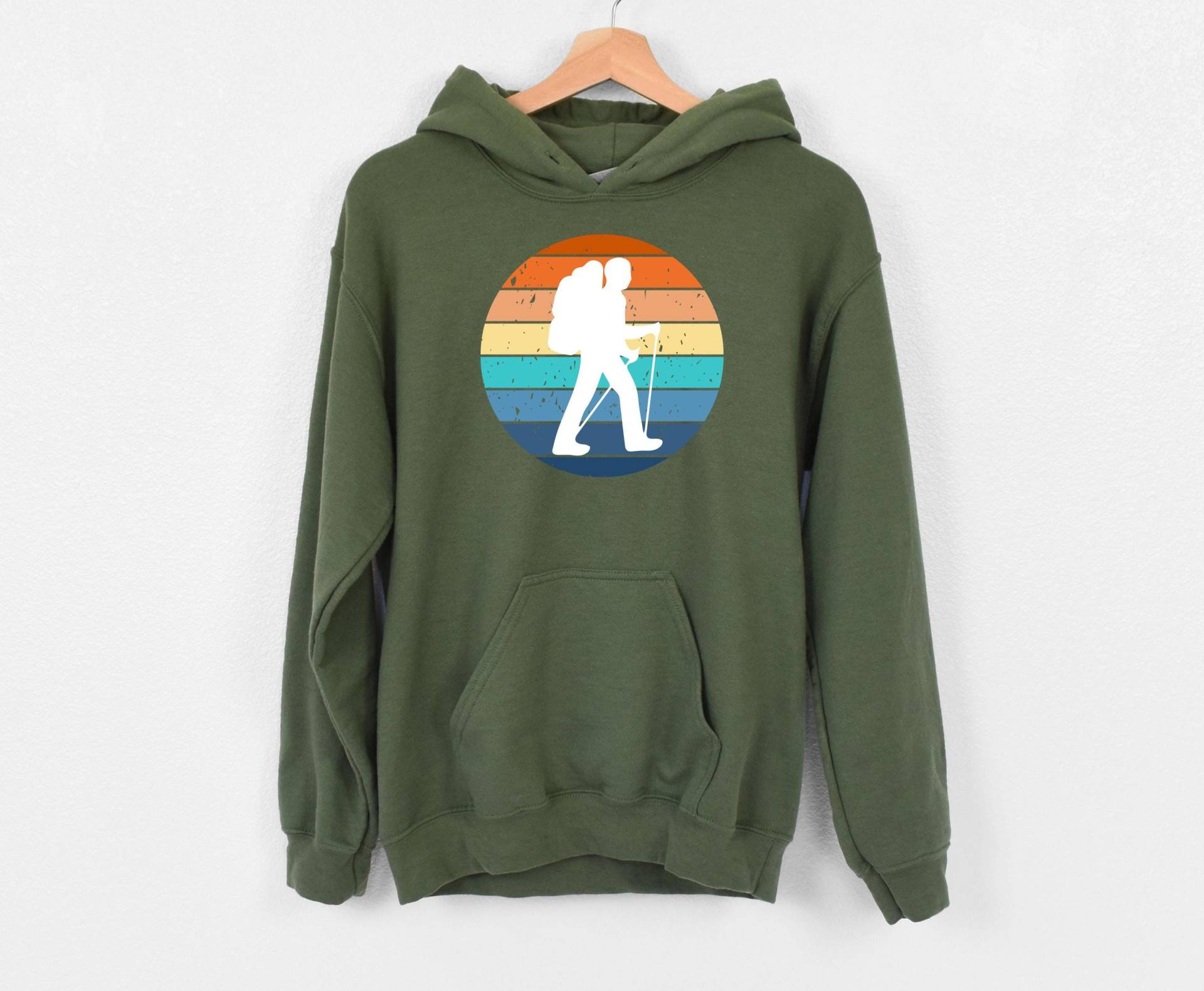 Rainbow Man Hoodie, Stilvoller Wander Hoodie Für Naturliebhaber, Tolles Urlaubsgeschenk Outdoor-Abenteurer von LittleSummitShop
