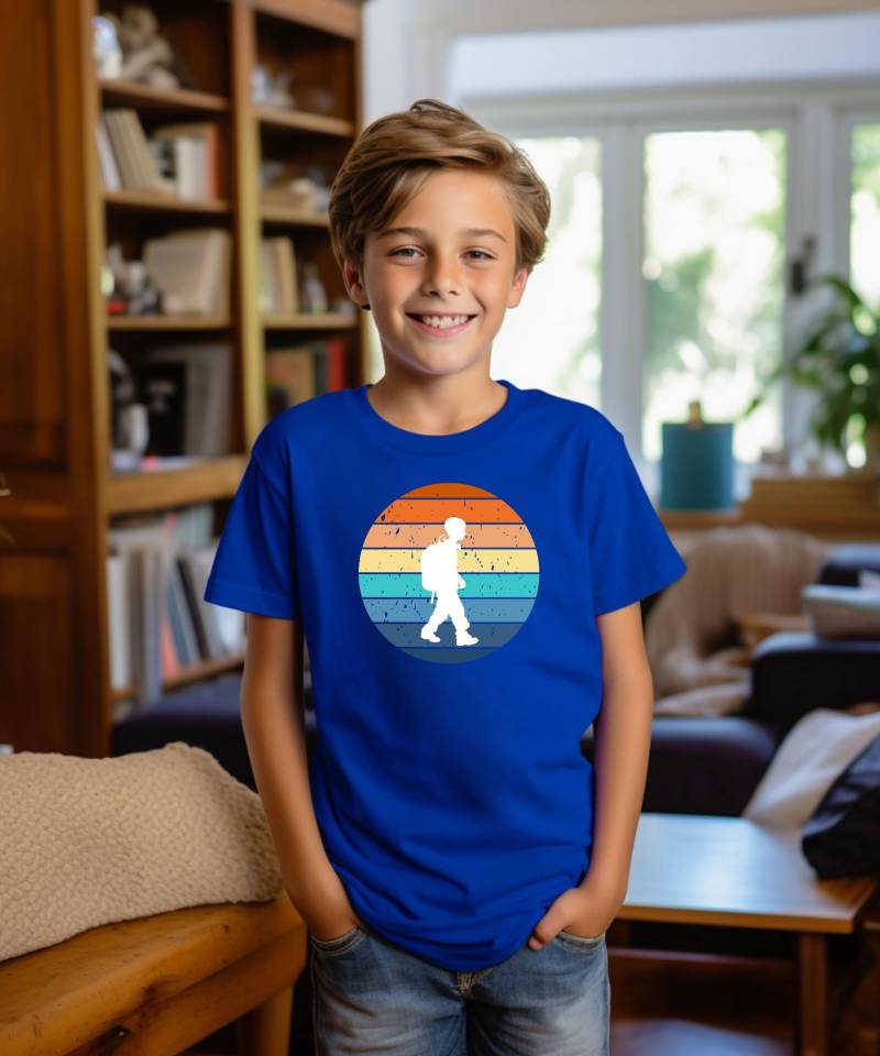 Retro Wander-T-Shirt Mit Regenbogen Und Jungen-Silhouette von LittleSummitShop