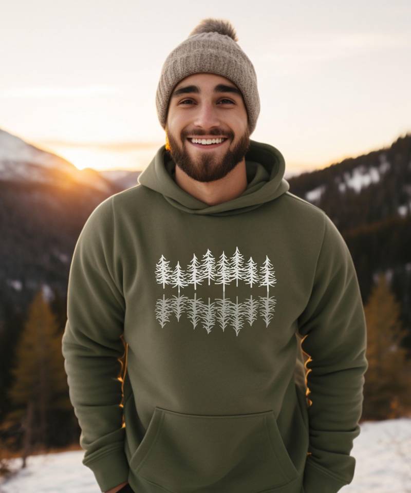 Wander-Hoodie Mit Sich Spiegelndem Waldbild von LittleSummitShop