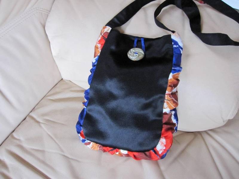 Kleine Tasche Aus Schwarzem, Rotem Und Blauem Satin von LittleTao