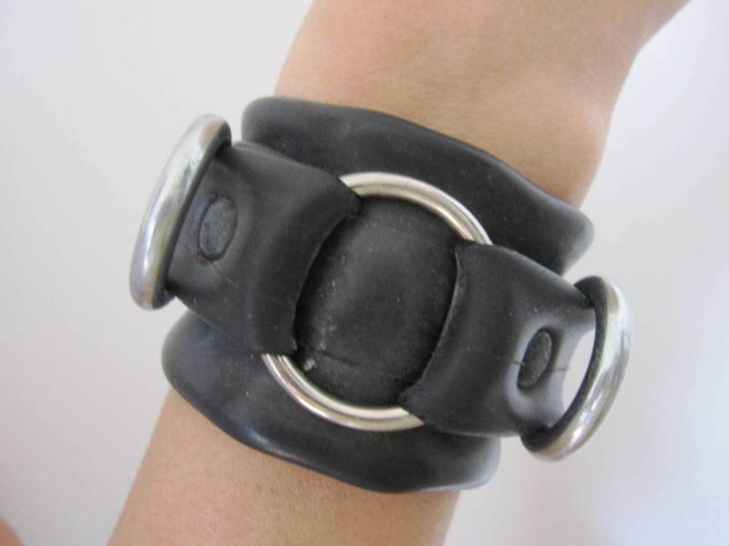 Schwarzes Armband, Manschette, Mit Nieten, Ringen, Aus Recyceltem Material von LittleTao