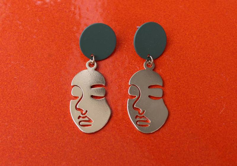 Artistic Gold-Color Face Silhouette Earring With Green Disc Accent von LittleThingsGermany
