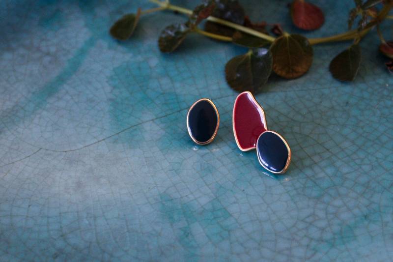 Asymmetric Enamel Earrings in Burgundy & Navy Blue von LittleThingsGermany