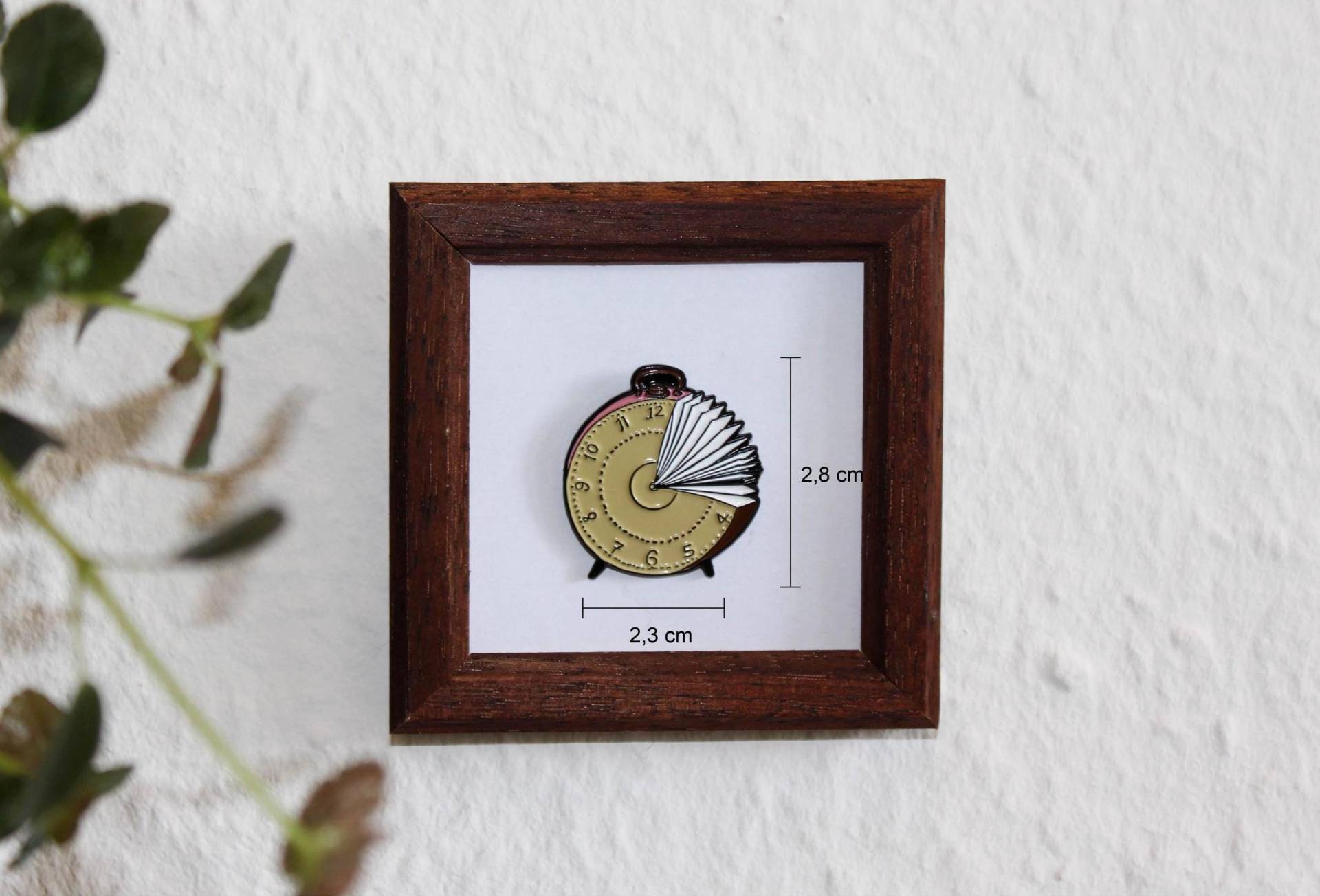 Bookworm Timepiece Pin - Vintage Clock With Book Design von LittleThingsGermany