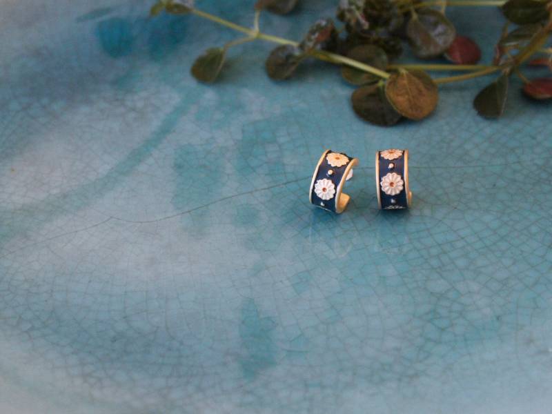 C-Shaped Round Earrings | Vintage Look Enamel Delicate Daisy von LittleThingsGermany