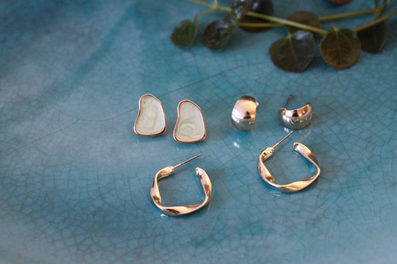 Celestial Elegance Trio Modern Gold Hoop & Moon Earrings With Earthy Green Touch von LittleThingsGermany