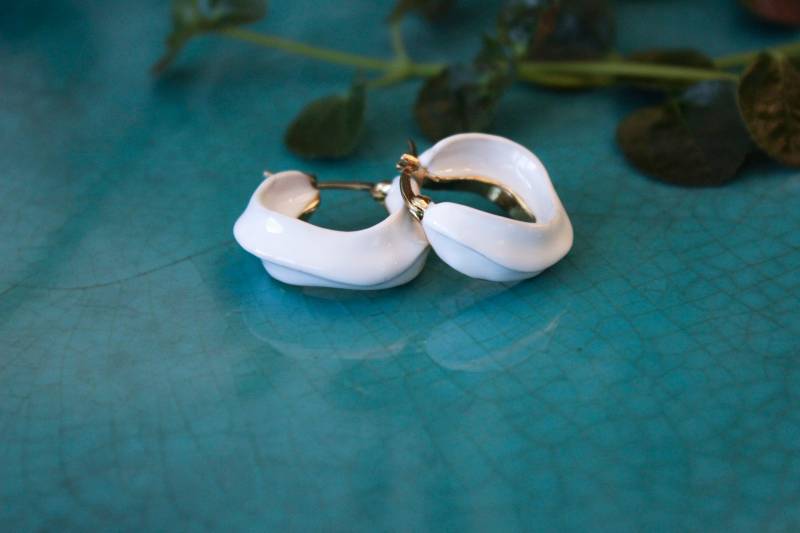 Chic Parisian White Enamel Hoop Earrings von LittleThingsGermany