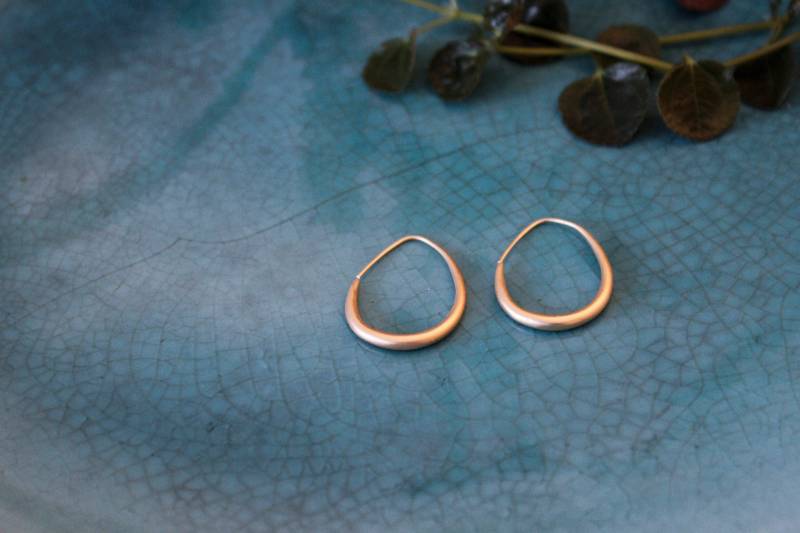 Elegant Drop-Shaped Hoop Earrings in Gold Color von LittleThingsGermany