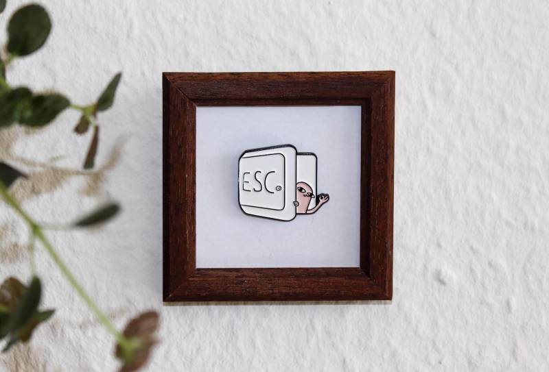 Escape Key Pin - Esc With Quirky Figure von LittleThingsGermany