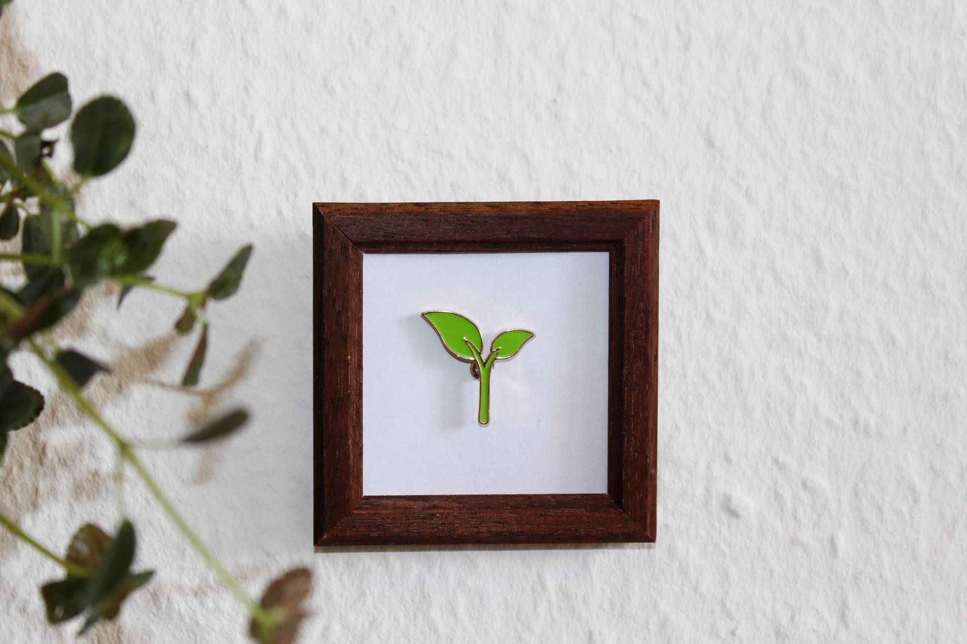 Green Sprout Enamel Pin - Nature-Inspired Minimalist Design von LittleThingsGermany