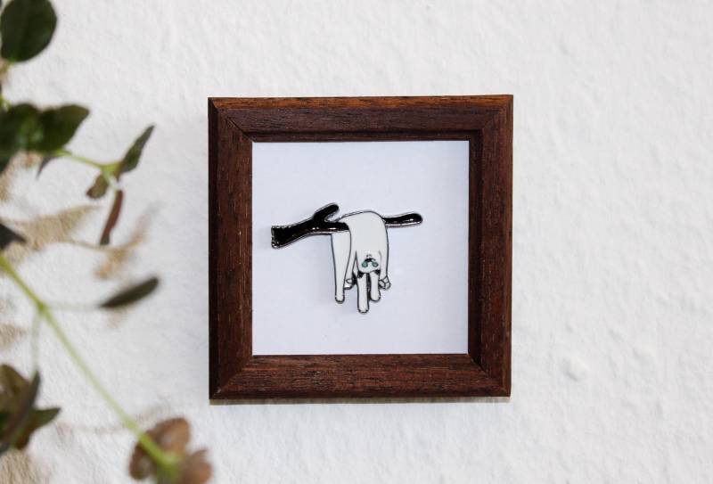 Hanging Cat Pin von LittleThingsGermany