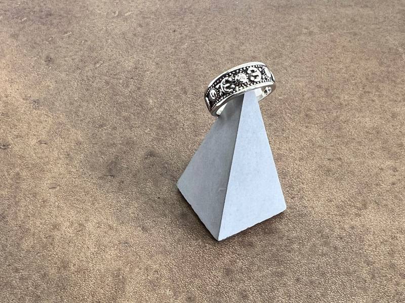 Moon & Sun Design Band Ring - Celestial Motif Engraved von LittleThingsGermany