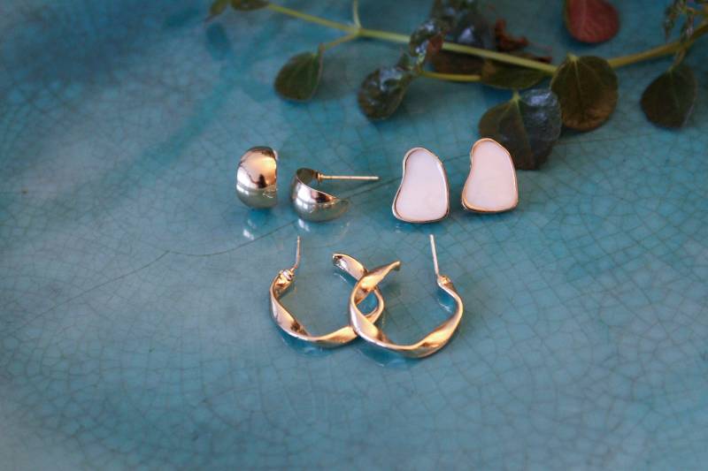Parisian Chic Vintage-Inspired Earring Set | Gold-Tone Twisted Hoop & Enamel Details von LittleThingsGermany