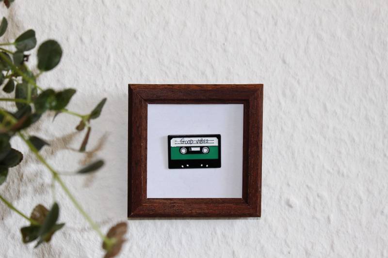 Retro Good Vibes Cassette Tape Enamel Pin von LittleThingsGermany