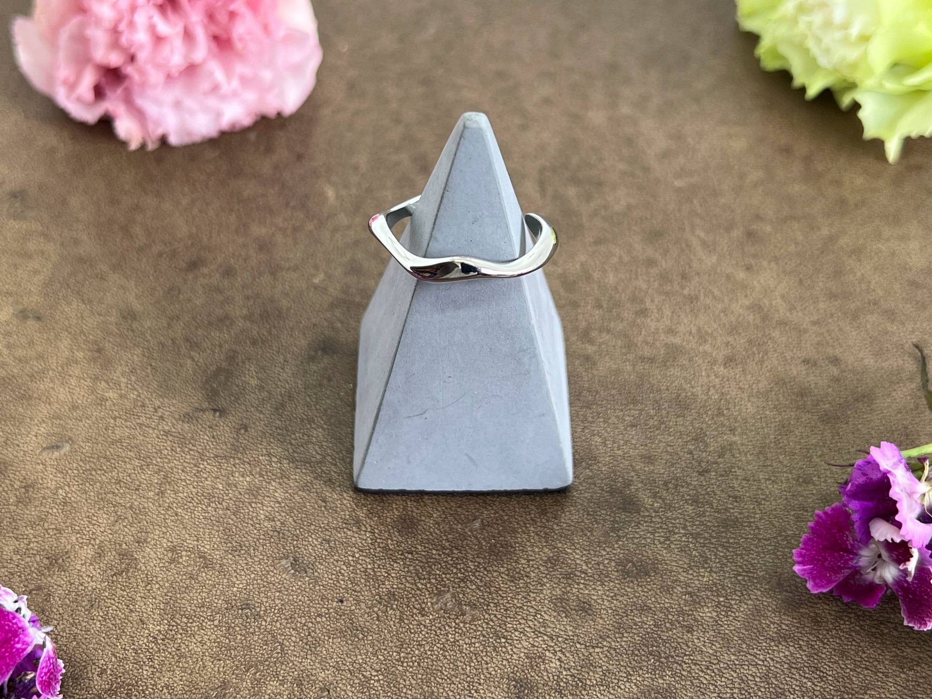 Simple & Elegant Wave Ring With Adjustable Size von LittleThingsGermany