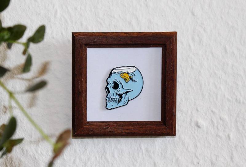 Skull Fishbowl Pin & Skeleton von LittleThingsGermany