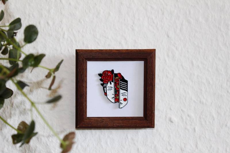 Split Face With Roses Metal Enamel Pin, Flower Woman Flowers Pin von LittleThingsGermany