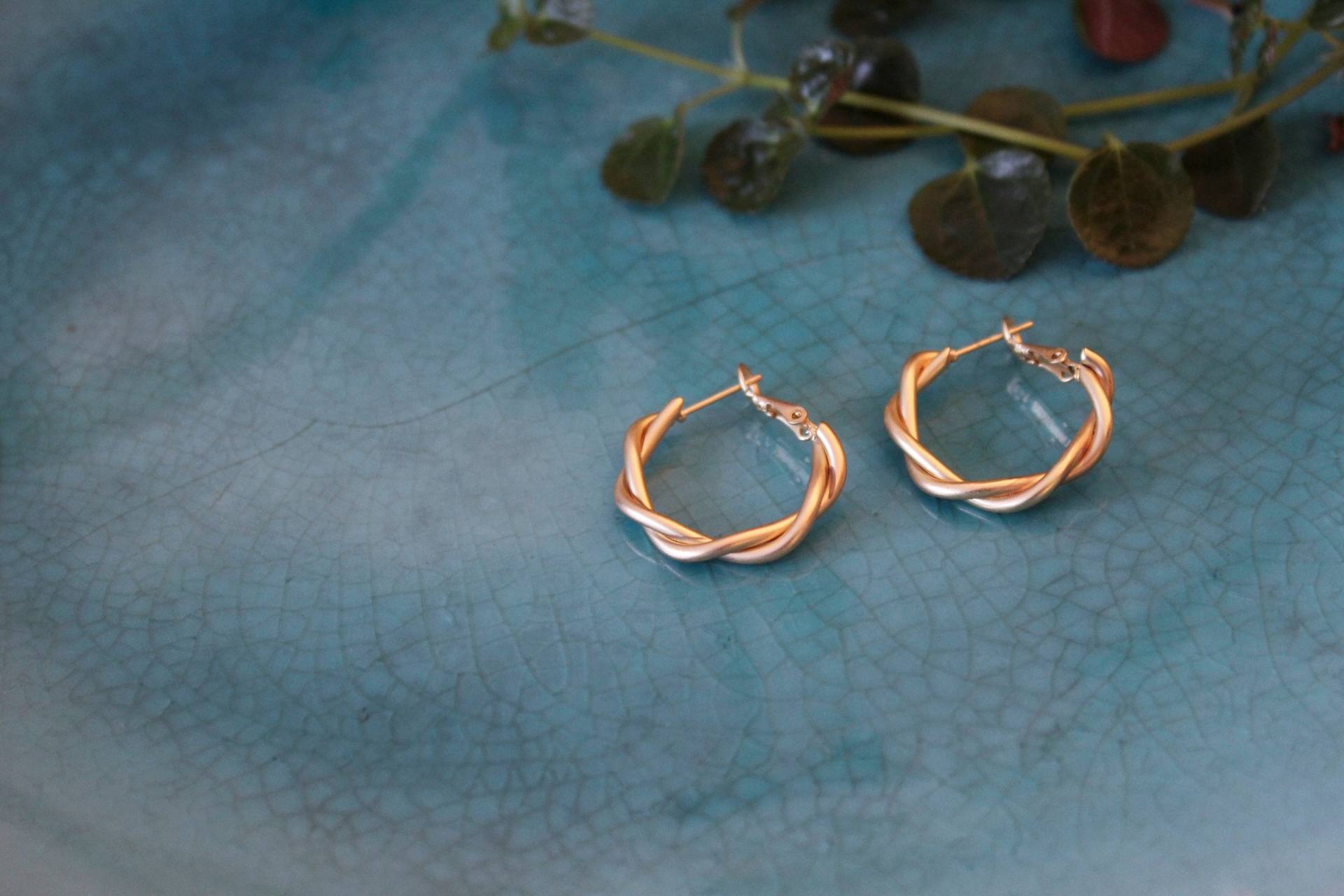 Twisted Rope Hoop Earrings in Gold Color von LittleThingsGermany