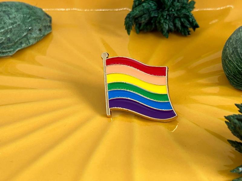 Wavy Rainbow Pride Flag Enamel Pin - Lgbtq+ von LittleThingsGermany